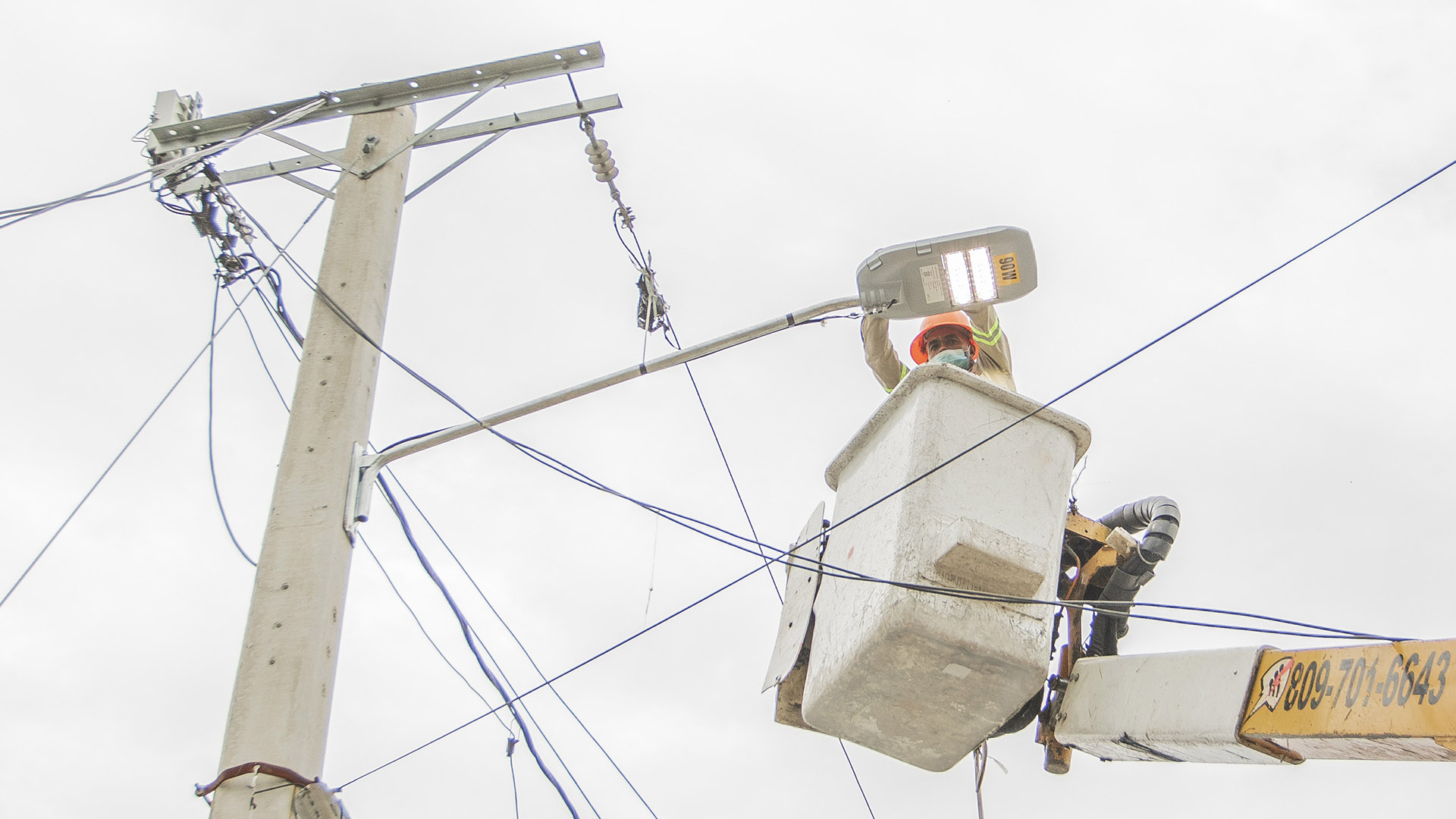 EDESUR ilumina y electrifica cementerio y entrada principal del distrito municipal Jínova