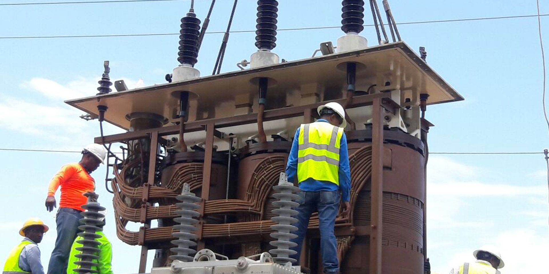 EDESUR  REINSTALA TRANSFORMADOR PARA  MEJORAR SERVICIO