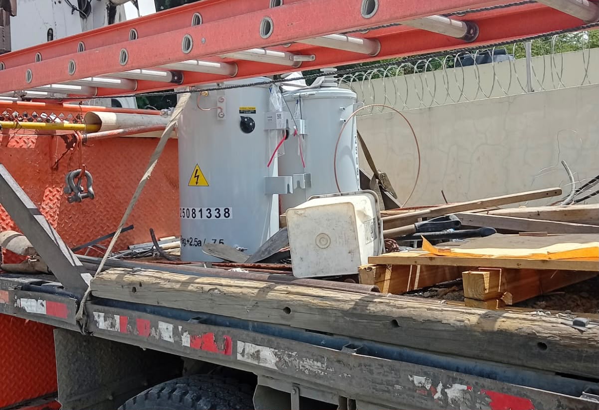 Edesur instala nuevos transformadores y fortalece el servicio eléctrico en Santa Clara, San José de Ocoa