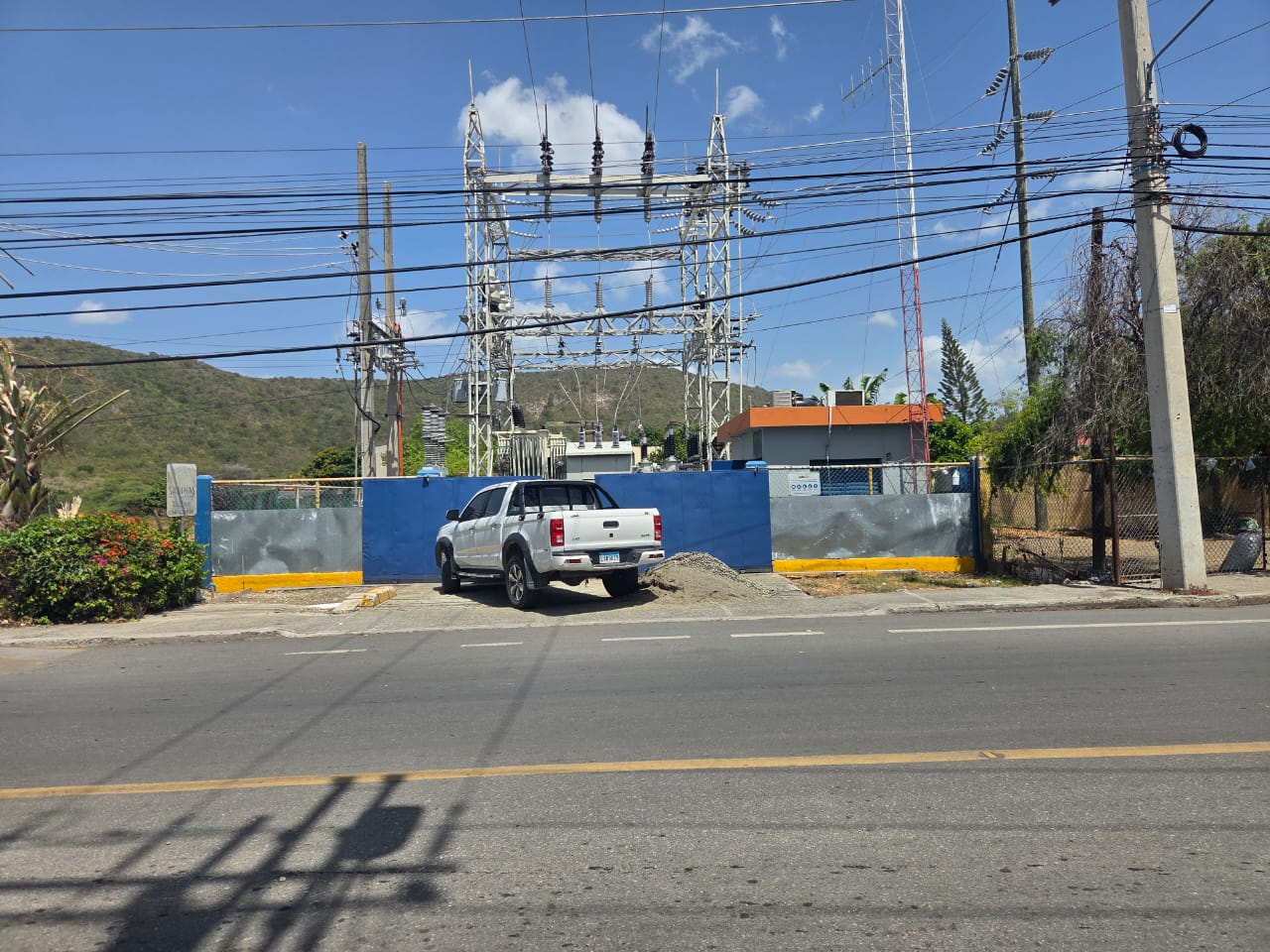 Edesur despliega brigadas técnicas para restablecer servicio eléctrico en comunidades de Peravia