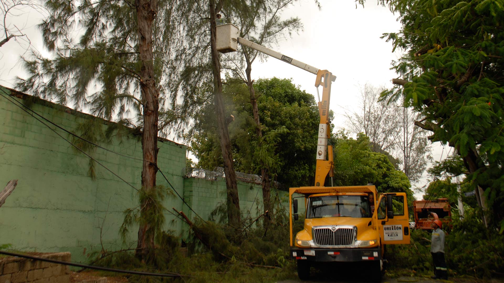 Edesur reestablece servicio eléctrico luego de huracán Matthew