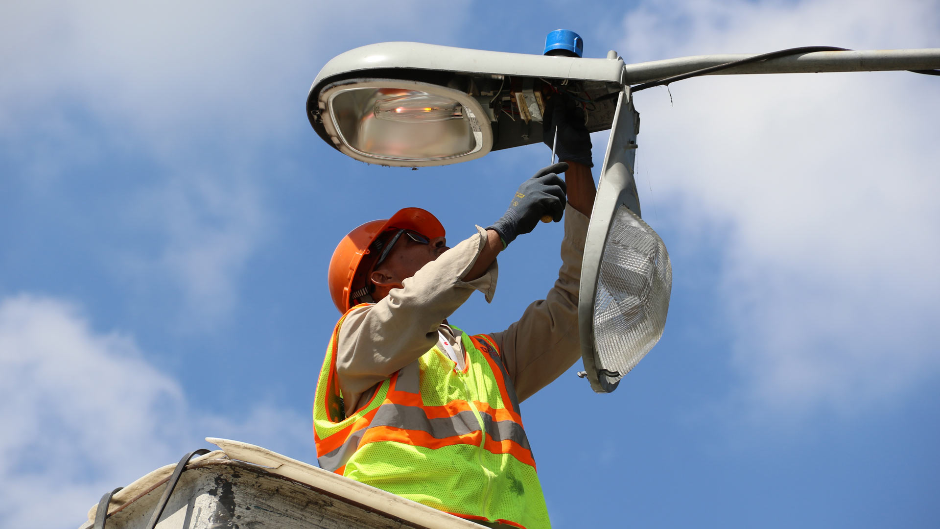 EDESUR colabora con ADN  para desmonte de Lámparas