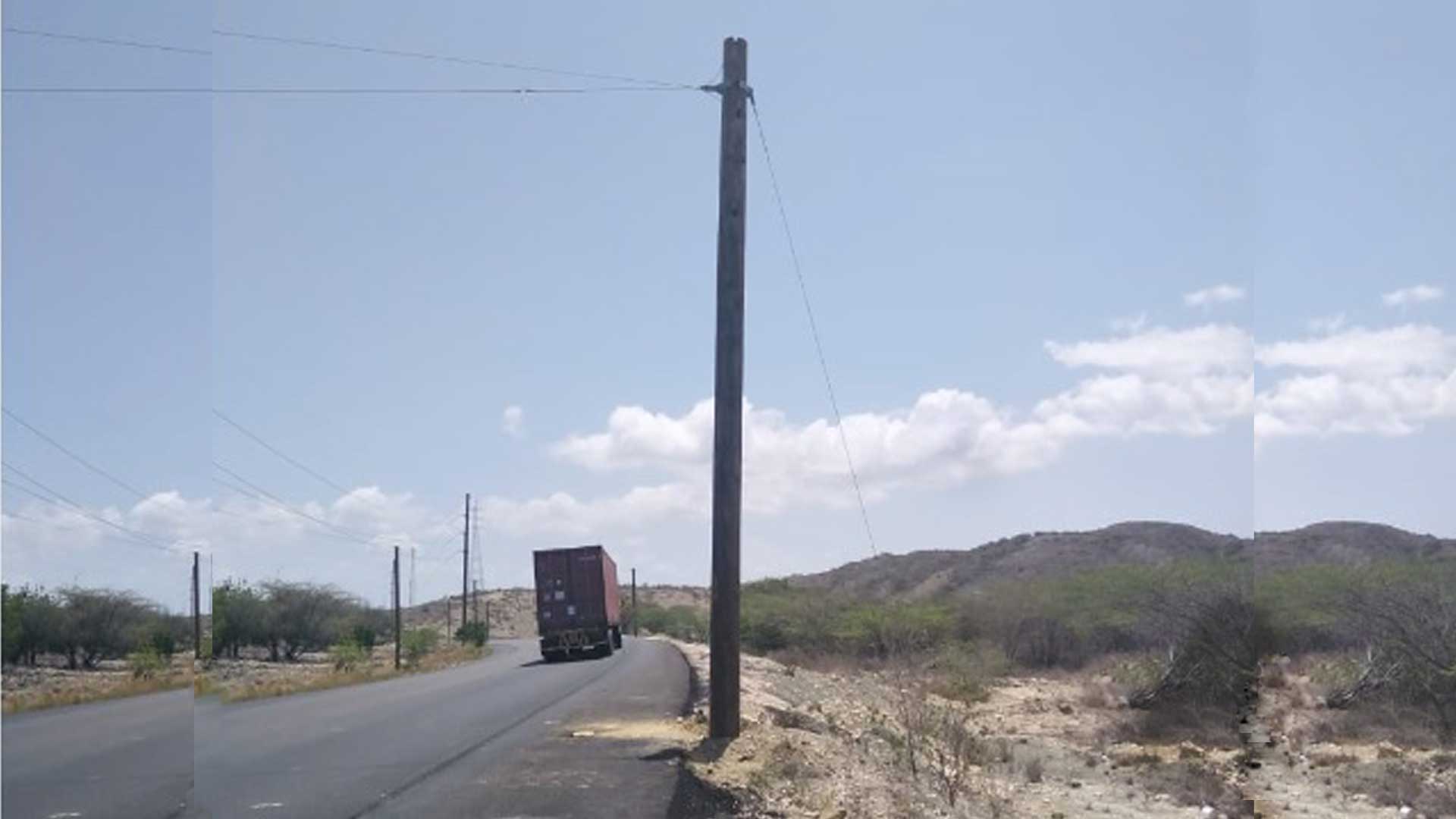 Edesur aclara poste que obstaculiza carretera no le pertenece