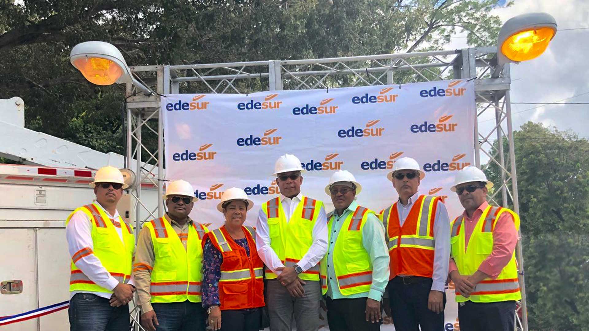 Edesur lleva 24 horas a 20 mil dominicanos en Vicente Noble