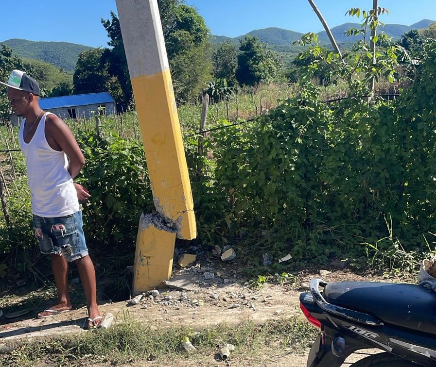 Edesur trabaja para sustituir poste derribado por accidente en Vallejuelo