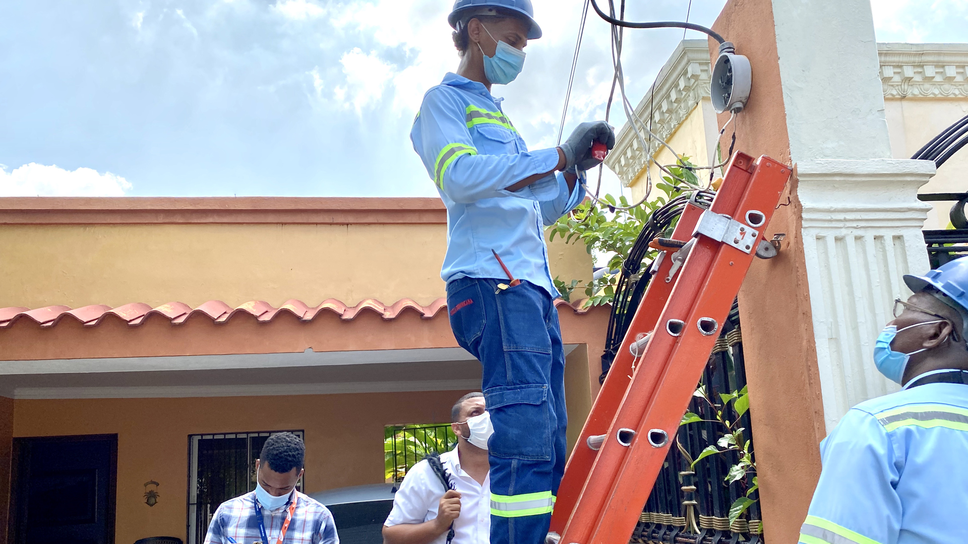 Edesur realiza visitas en el Sur para continuar con revisión de facturas por alto consumo