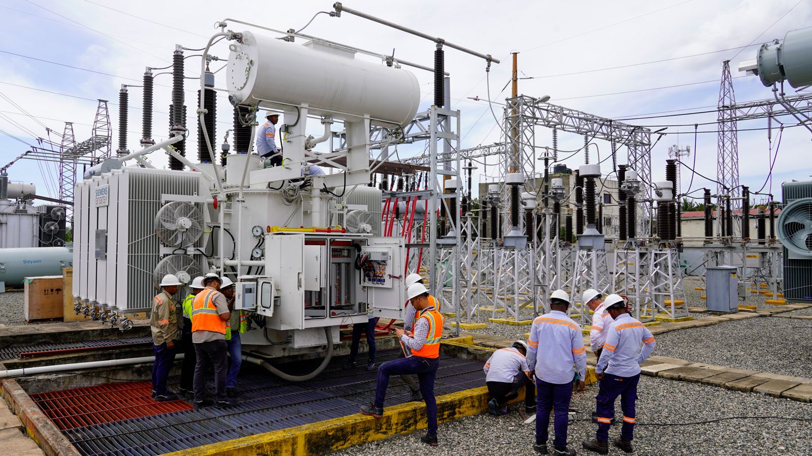 Edesur trabaja en restablecer el servicio en varios sectores de Santo Domingo por avería