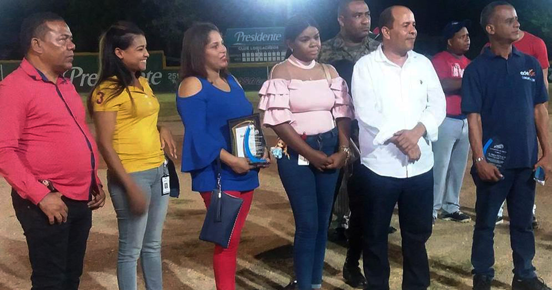 Club Los Cacheos de Azua reconoce a EDESUR
