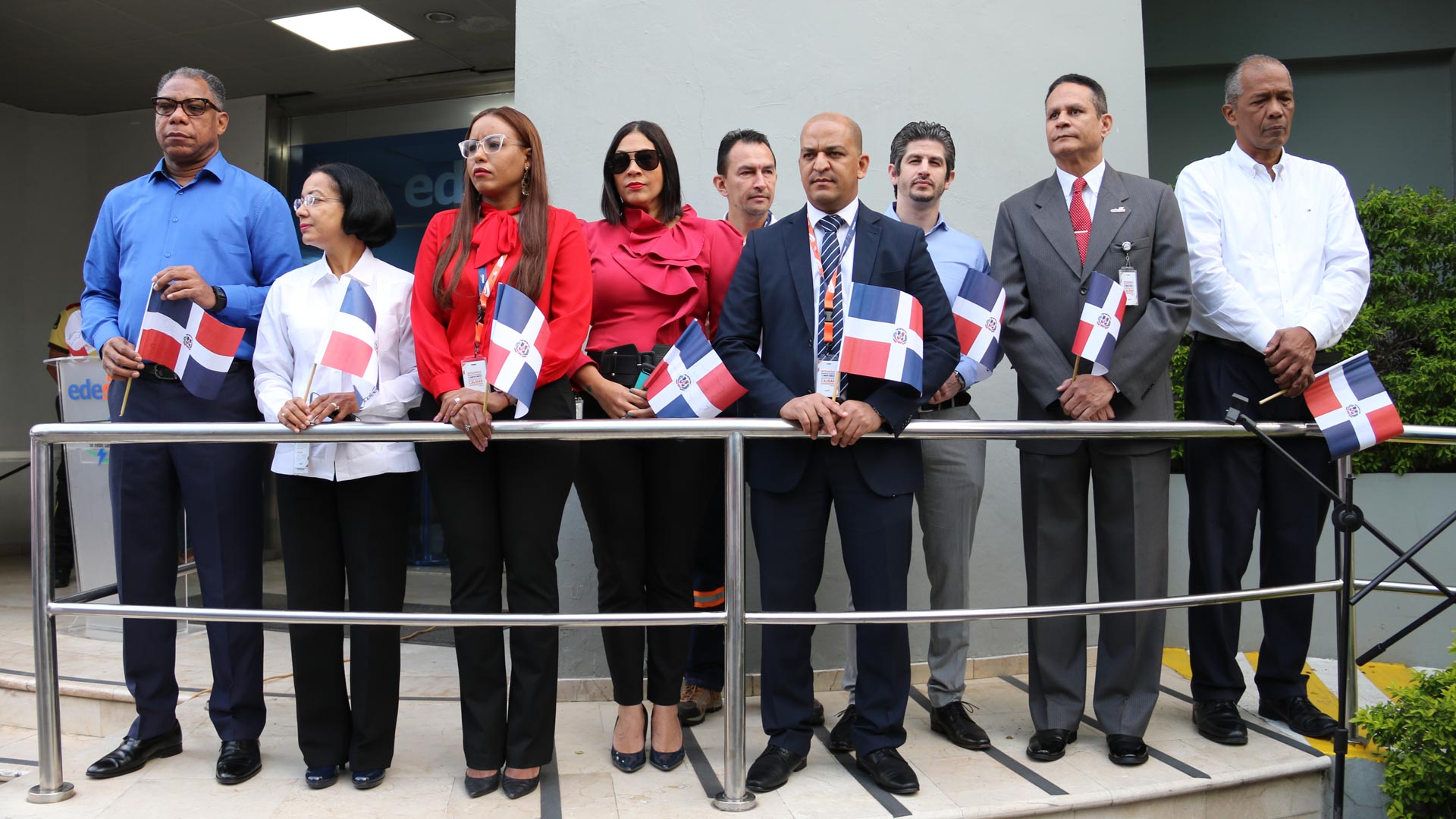 Colaboradores de Edesur rinden honor a la Bandera