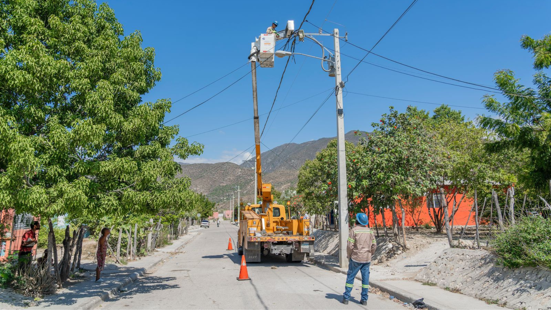 Edesur Dominicana interviene a Boca de Cachón, normaliza suministros de energía y contrata más de 700 clientes