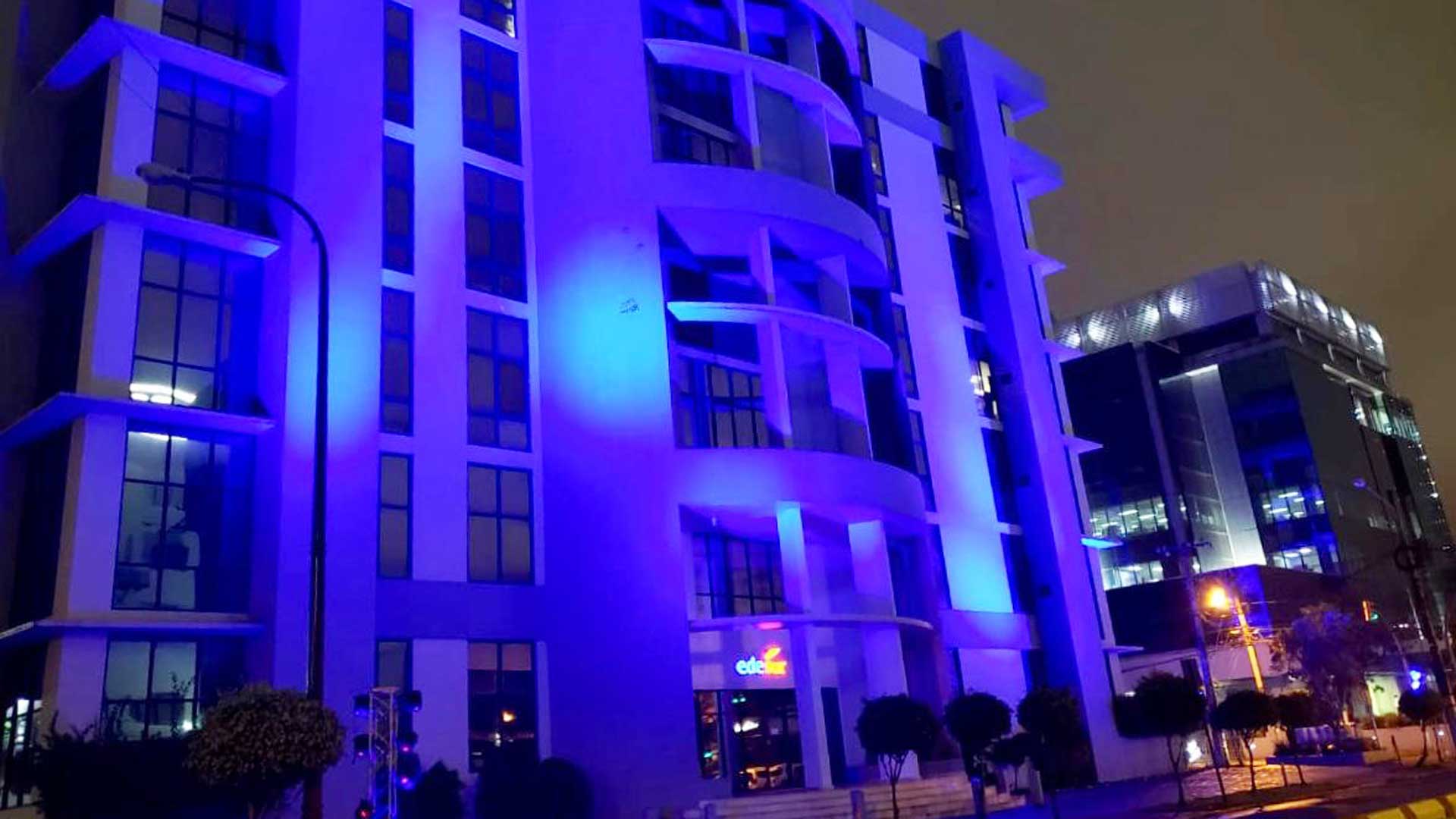 EDESUR se ilumina de azul en apoyo al Día Mundial del Autismo