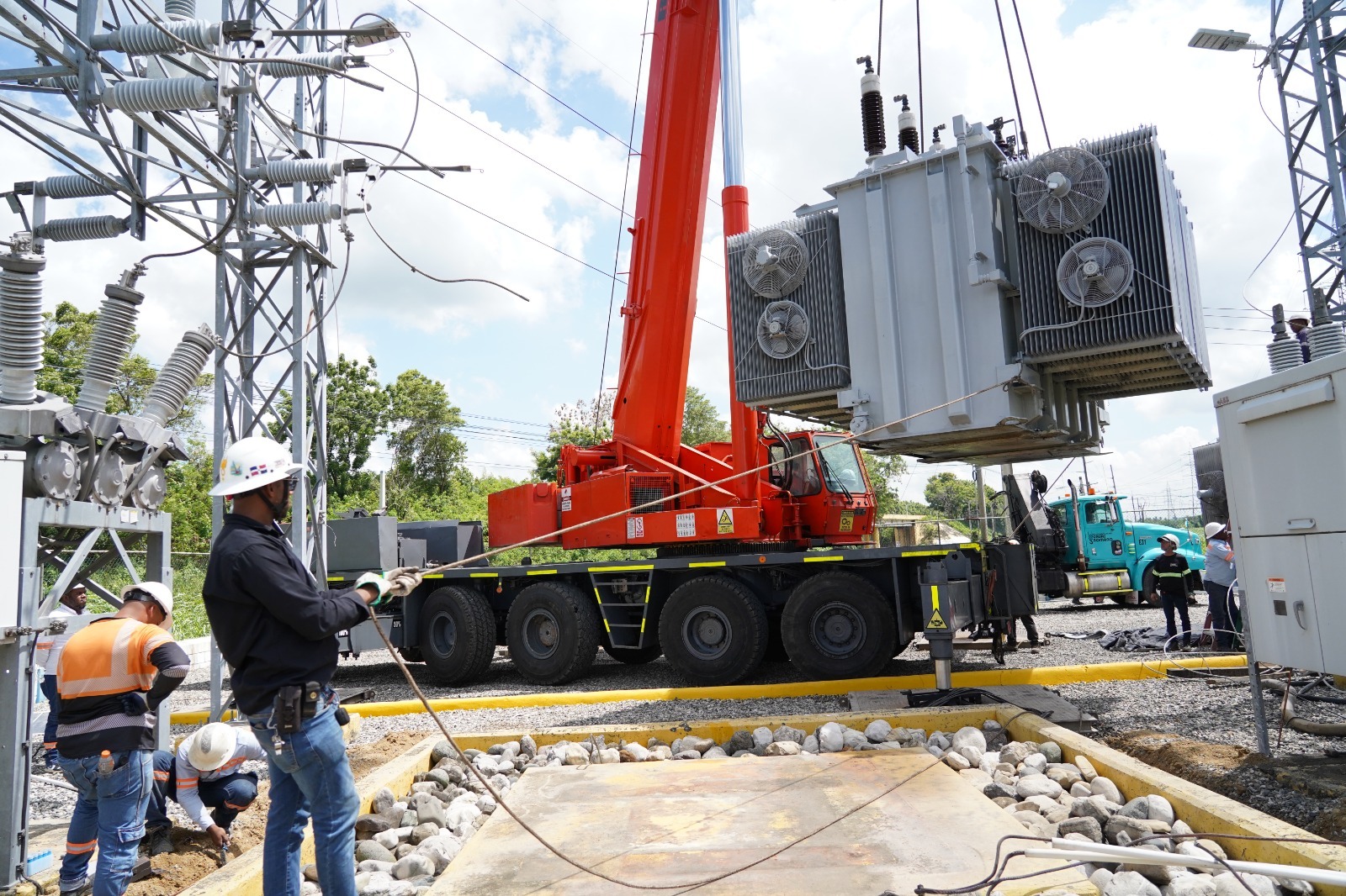 Edesur eleva capacidad de suministro con puesta en operación de transformador de potencia en Subestación eléctrica Yaguate, San Cristobal