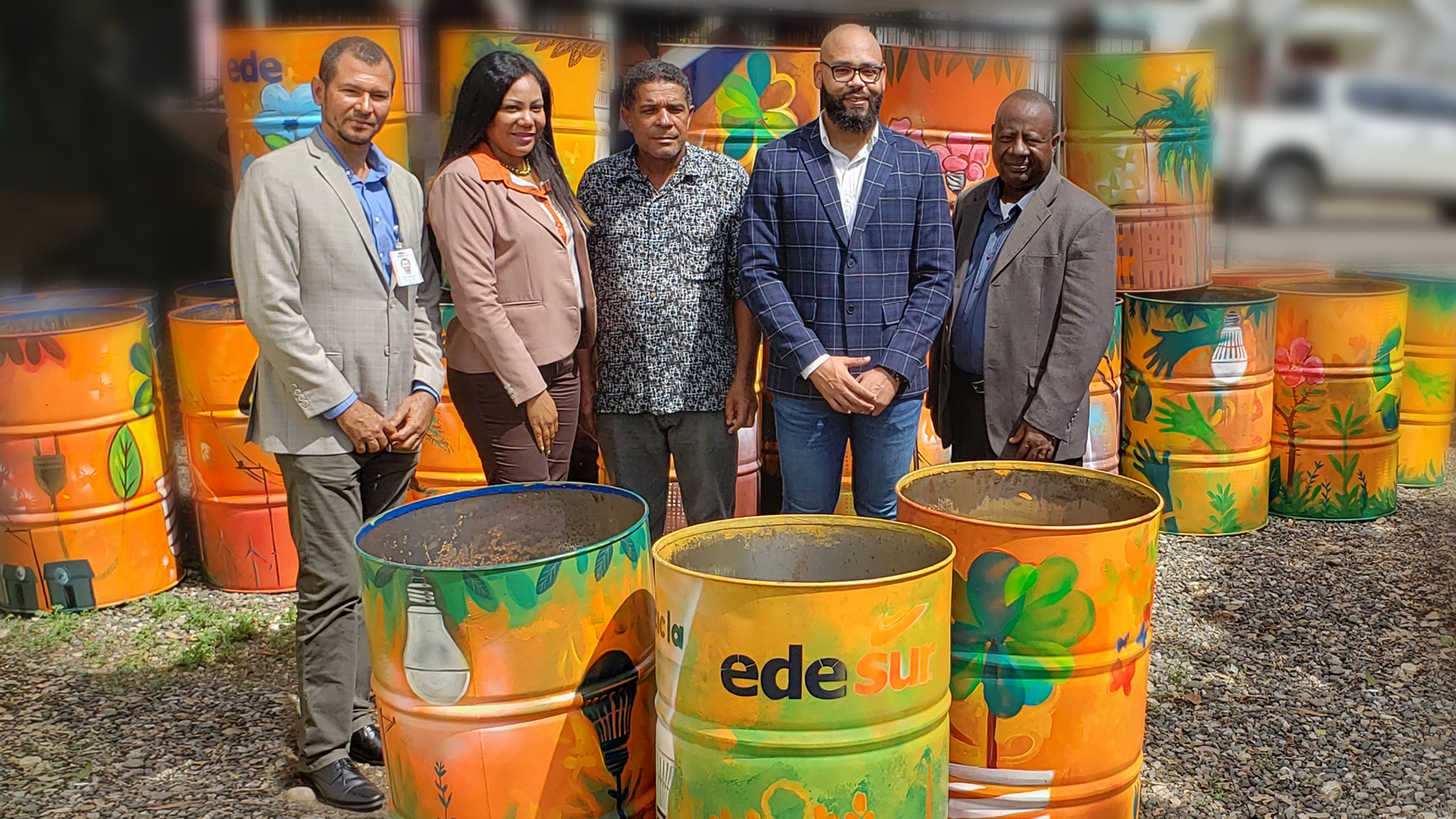 EDESUR dona tanques de basura en Pizarrete