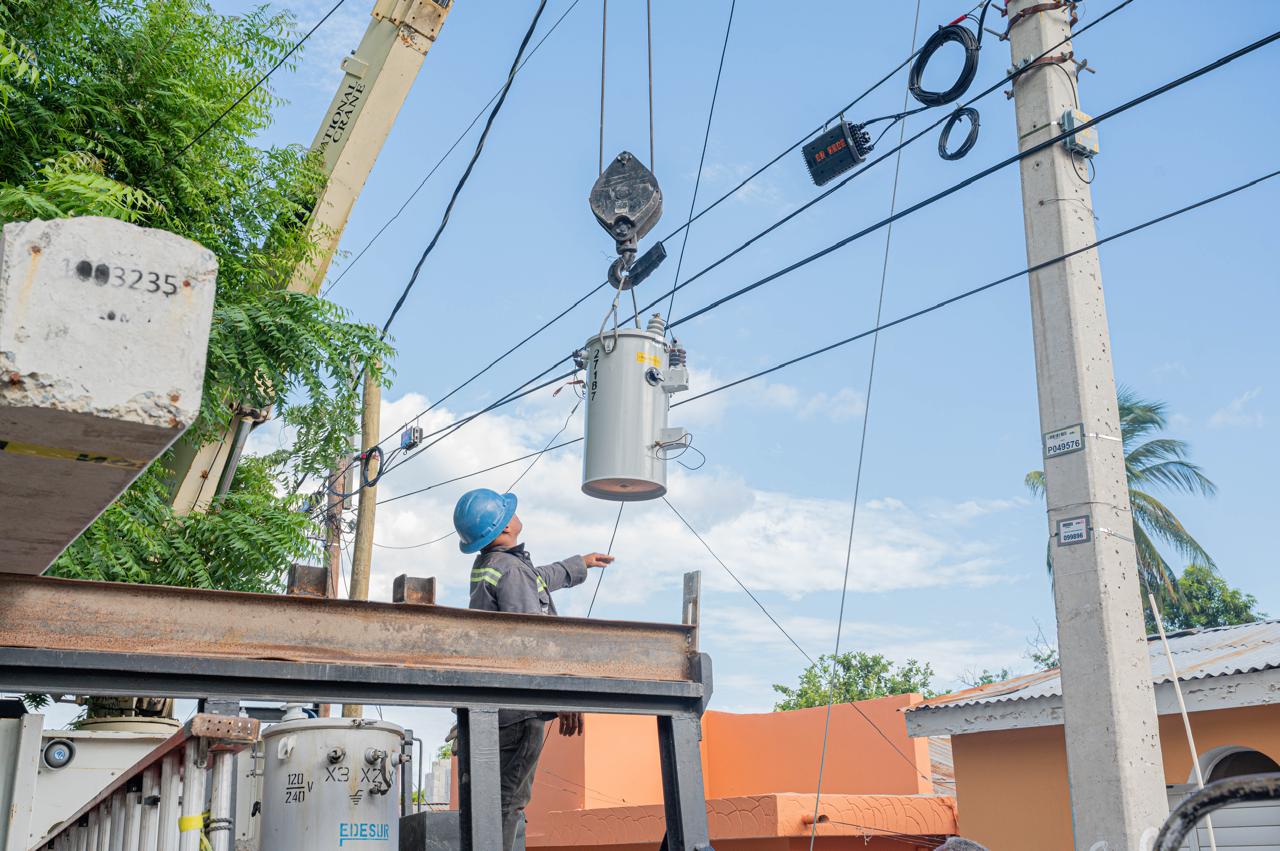 Edesur instala seis nuevos transformadores de distribución en varias localidades de Azua