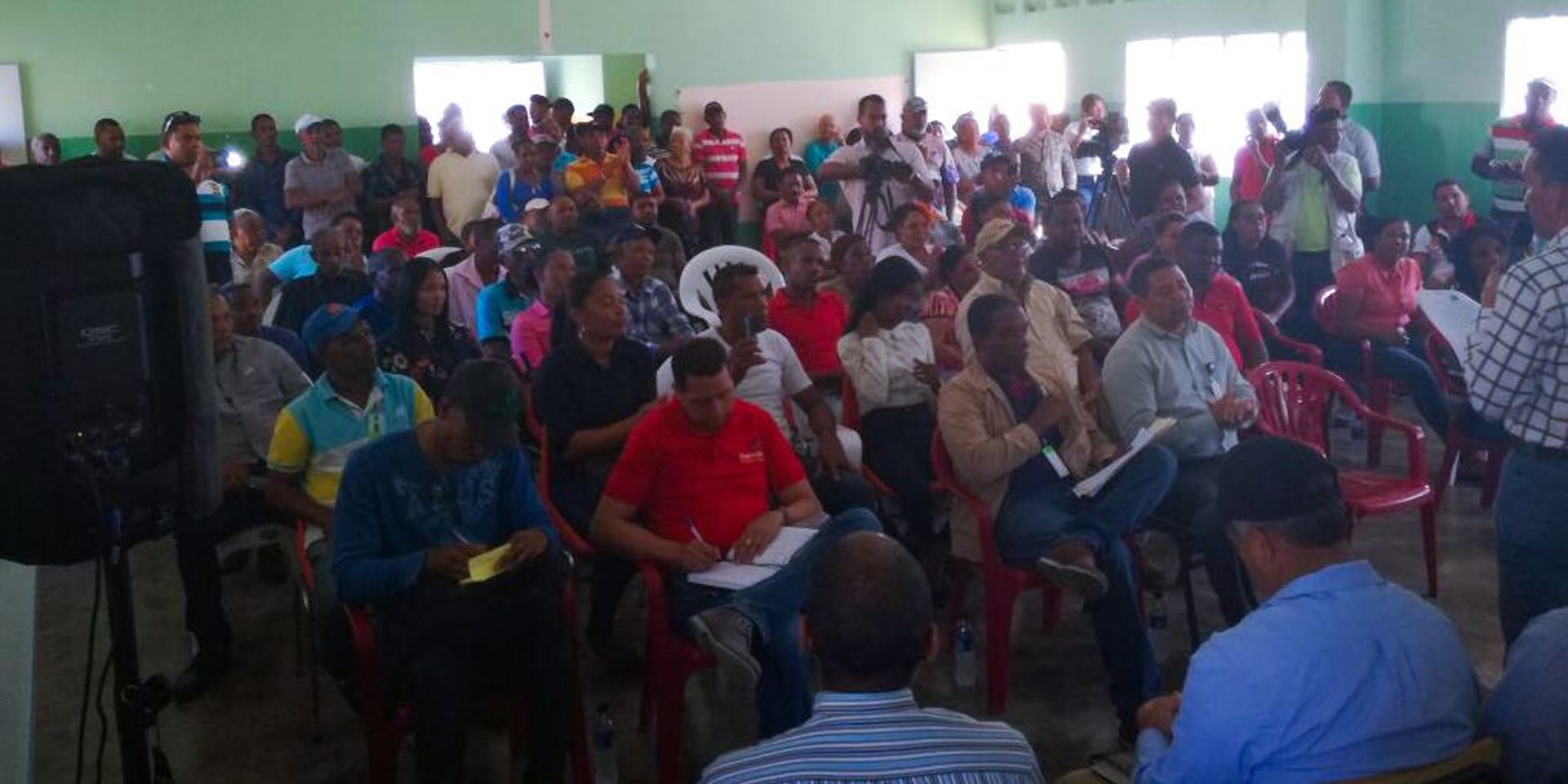 EDESUR se reúne con comunitarios y representantes de Tierra Nueva