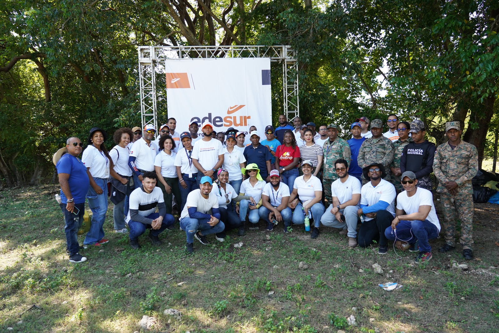 Durante jornada de reforestación en Najayo, Edesur siembra 1,500 árboles de caoba criolla en San Cristóbal