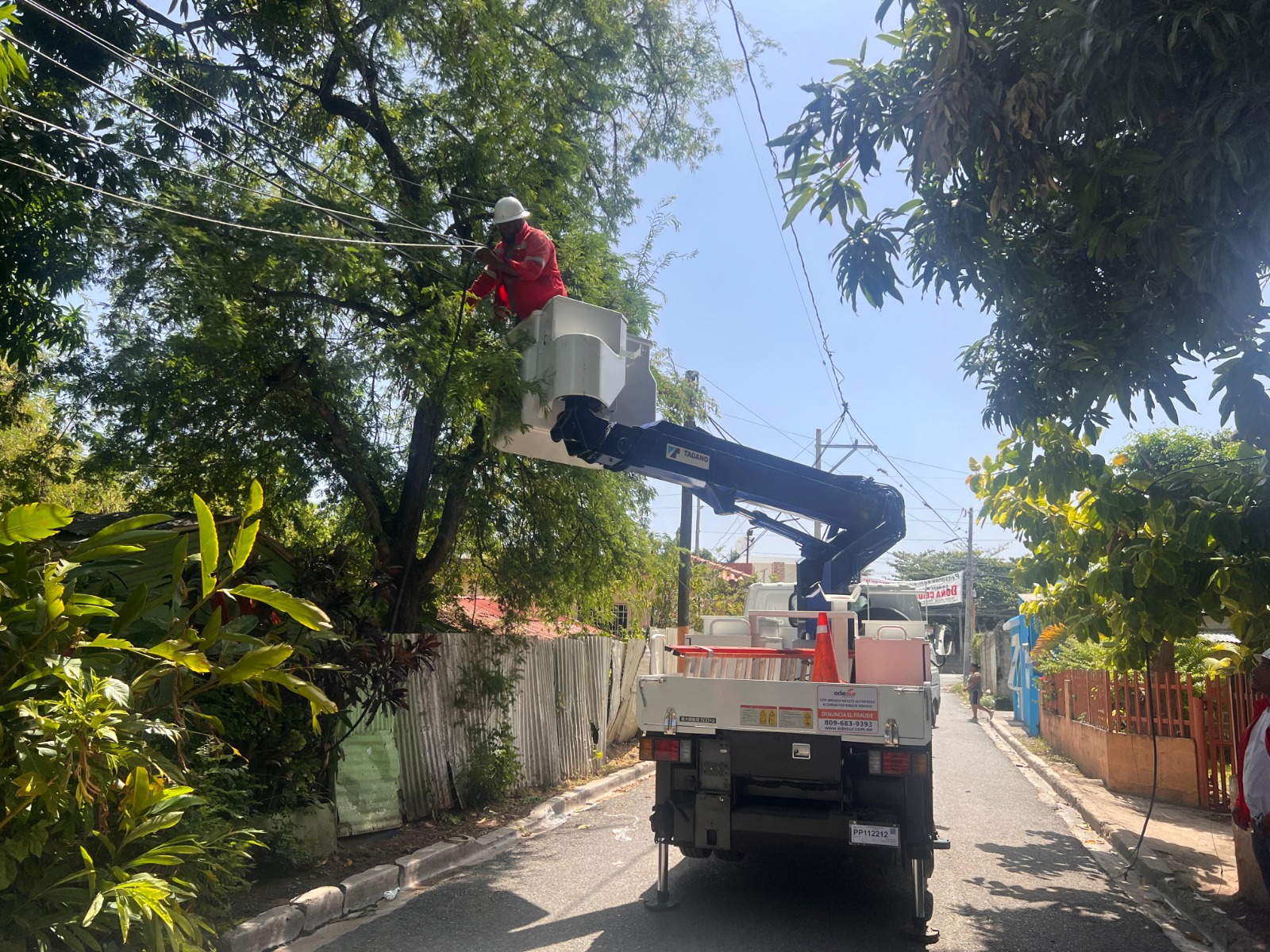 Edesur rehabilita redes eléctricas y mejora iluminación en varias comunidades de Peravia y San Juan