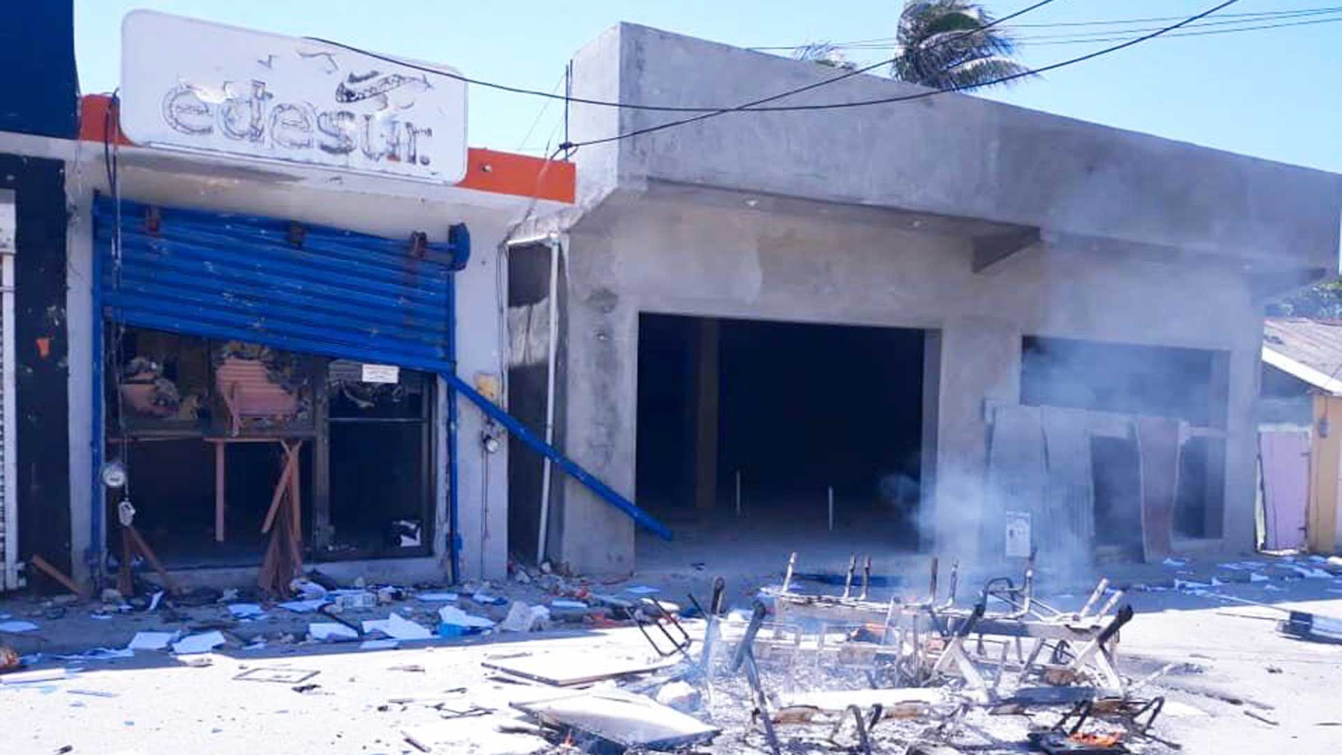 Apresan sospechosos de quemar Punto Expreso de EDESUR en Enriquillo