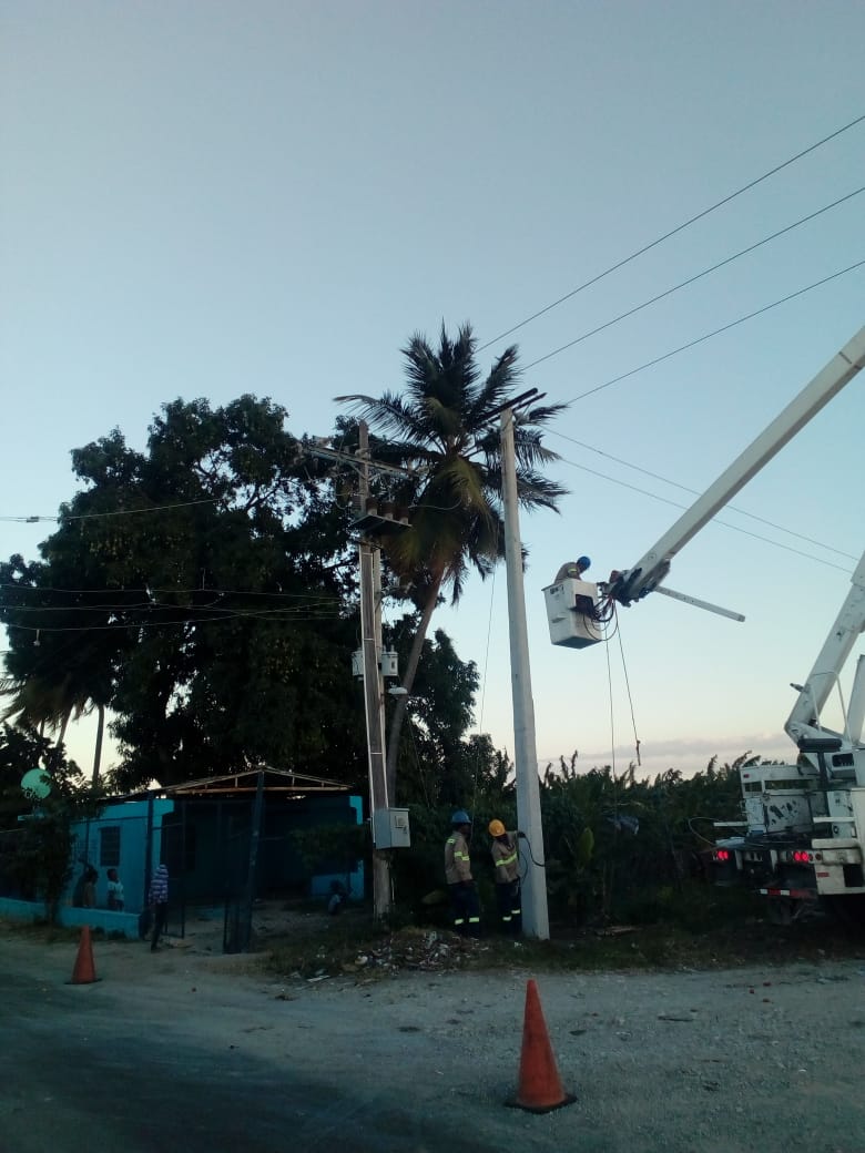 EDESUR restablece suministro eléctrico en acueducto y electrobombas de proyecto agrícola Azua