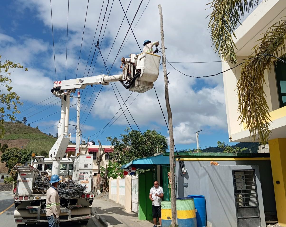 Edesur desarrolla amplio operativo de regularización en Nizao, San José de Ocoa