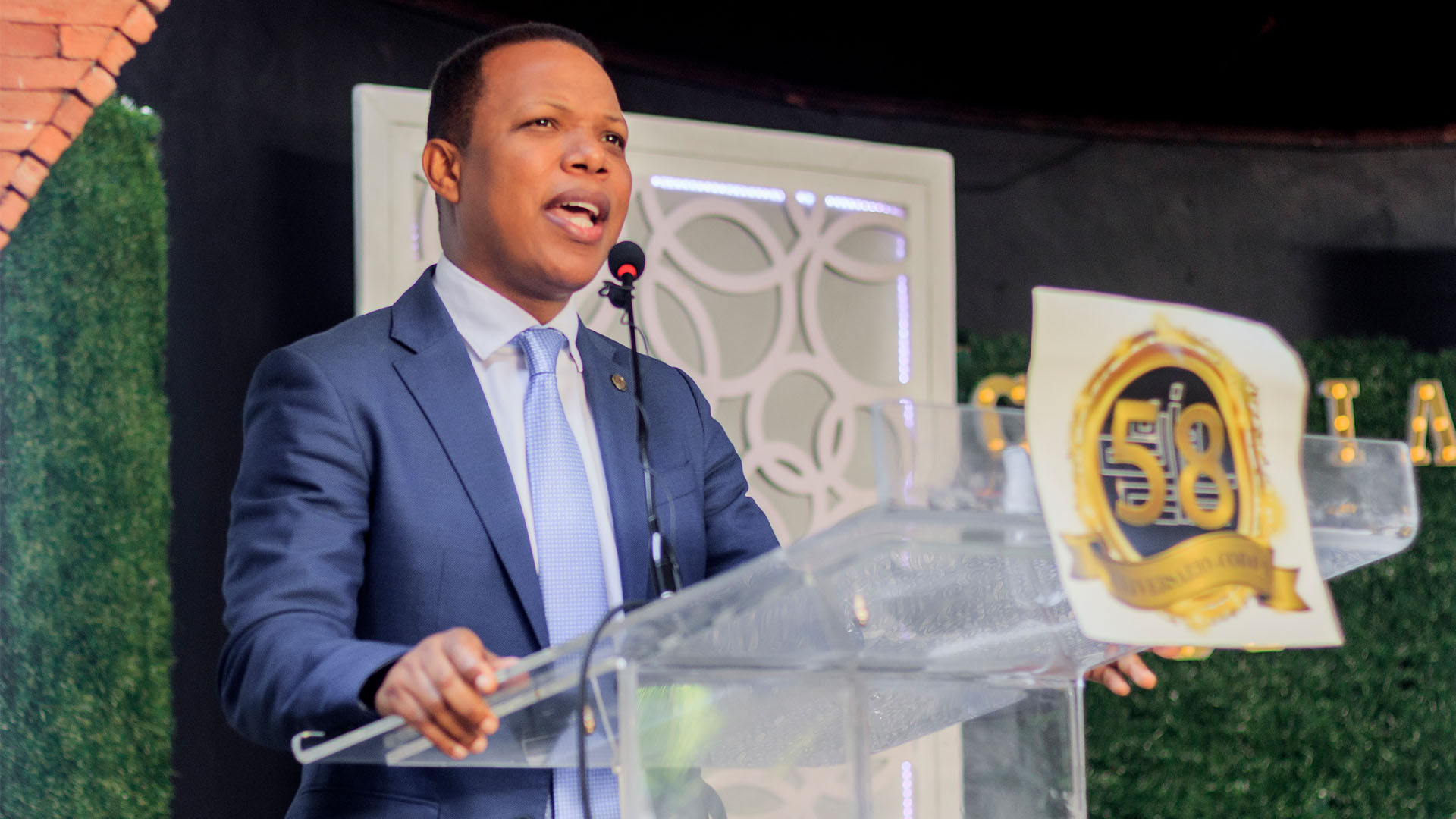 Milton Morrison dicta conferencia sobre retos y perspectivas del sector eléctrico