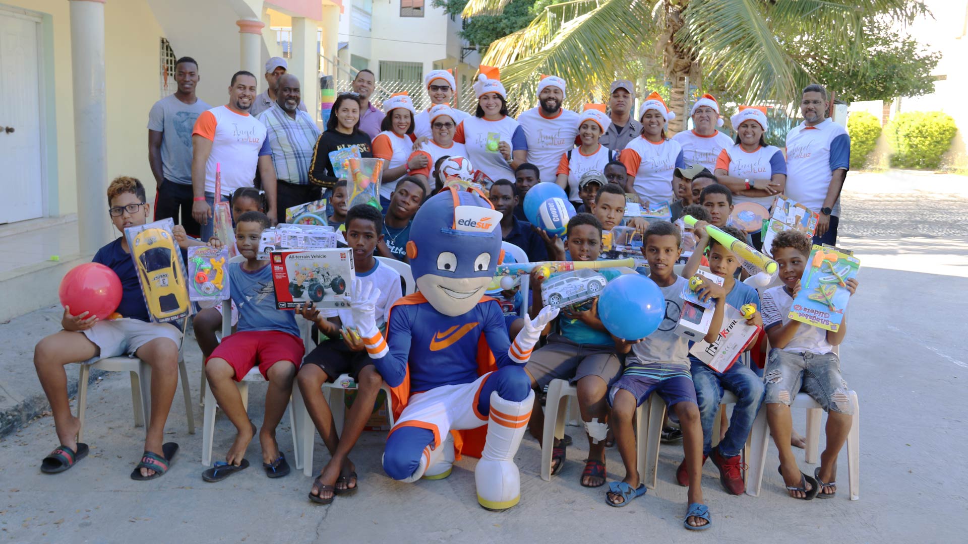 Colaboradores de Edesur entregan juguetes a través del proyecto  Ángel De Luz