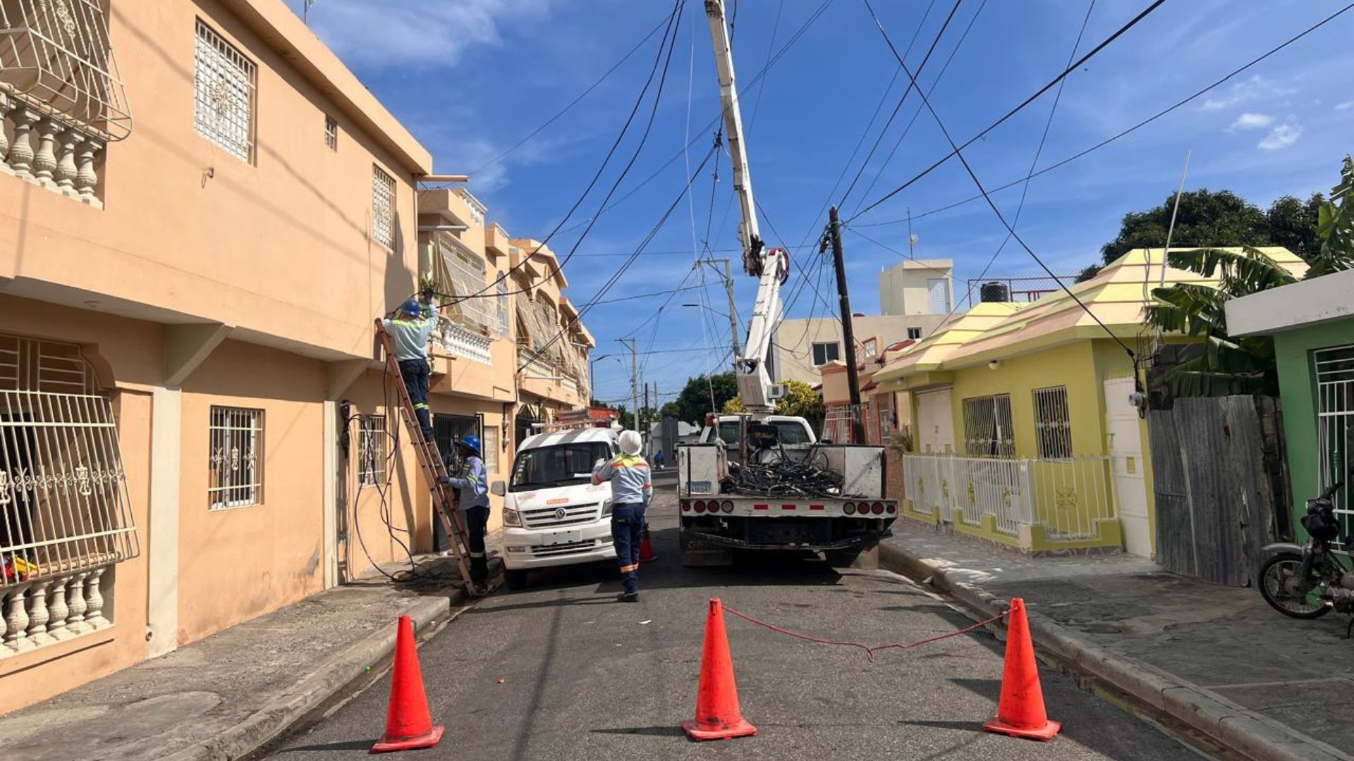 Edesur desmantela conexiones ilegales en plazas comerciales, discotecas, drink y otros establecimientos