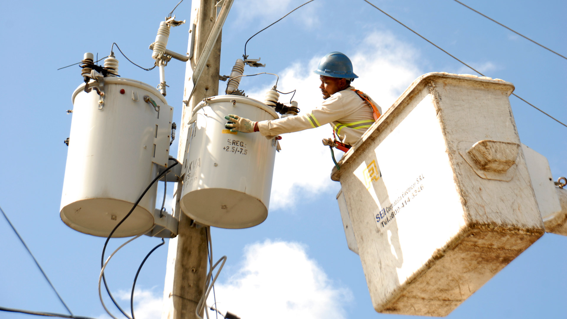 EDESUR instala nuevo transformador en La Ciénaga, Barahona (1)