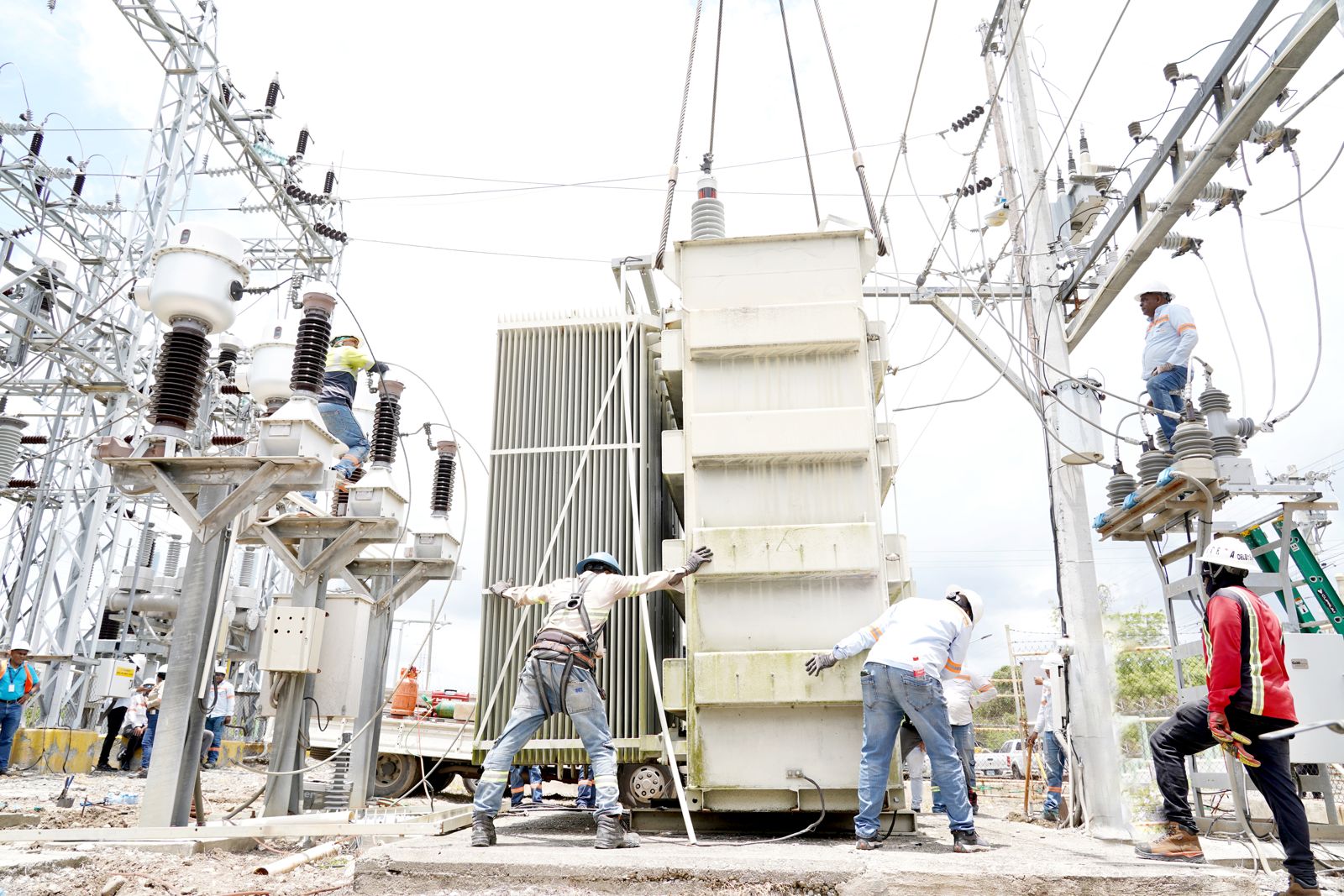 Edesur Dominicana instala transformador de potencia en subestación Cruce de Ocoa