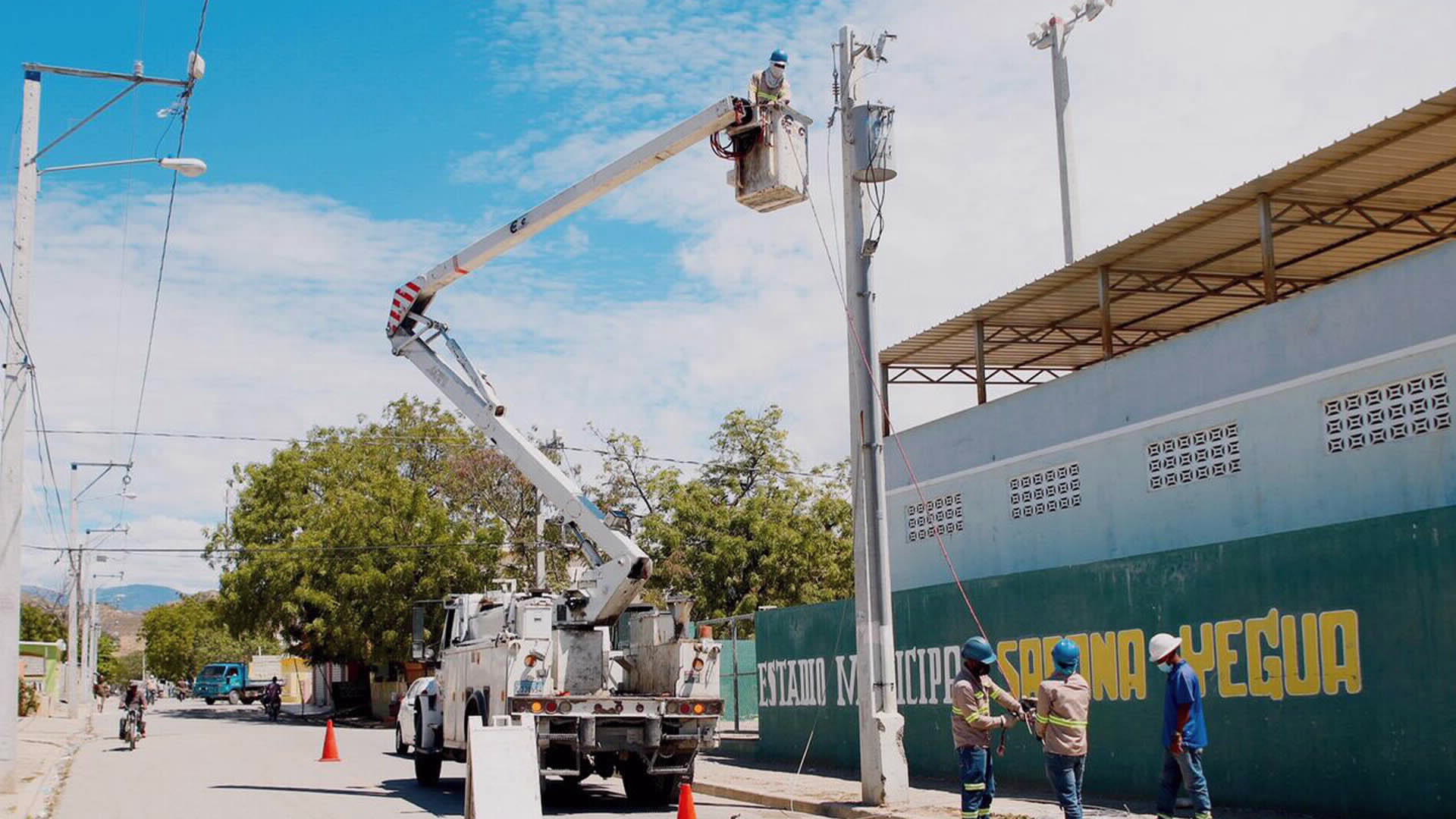 Edesur ilumina calles, complejos deportivos y dispone electrificación de plantaciones agrícolas en Azua