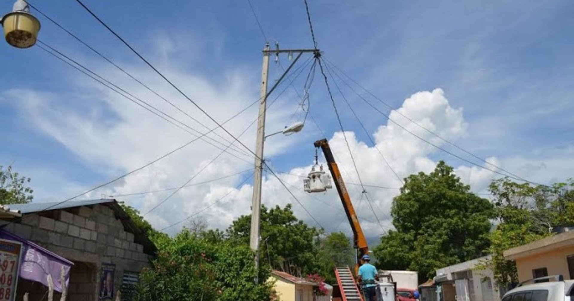 EDESUR instala transformadores en la cañada "El Concón” de Azua