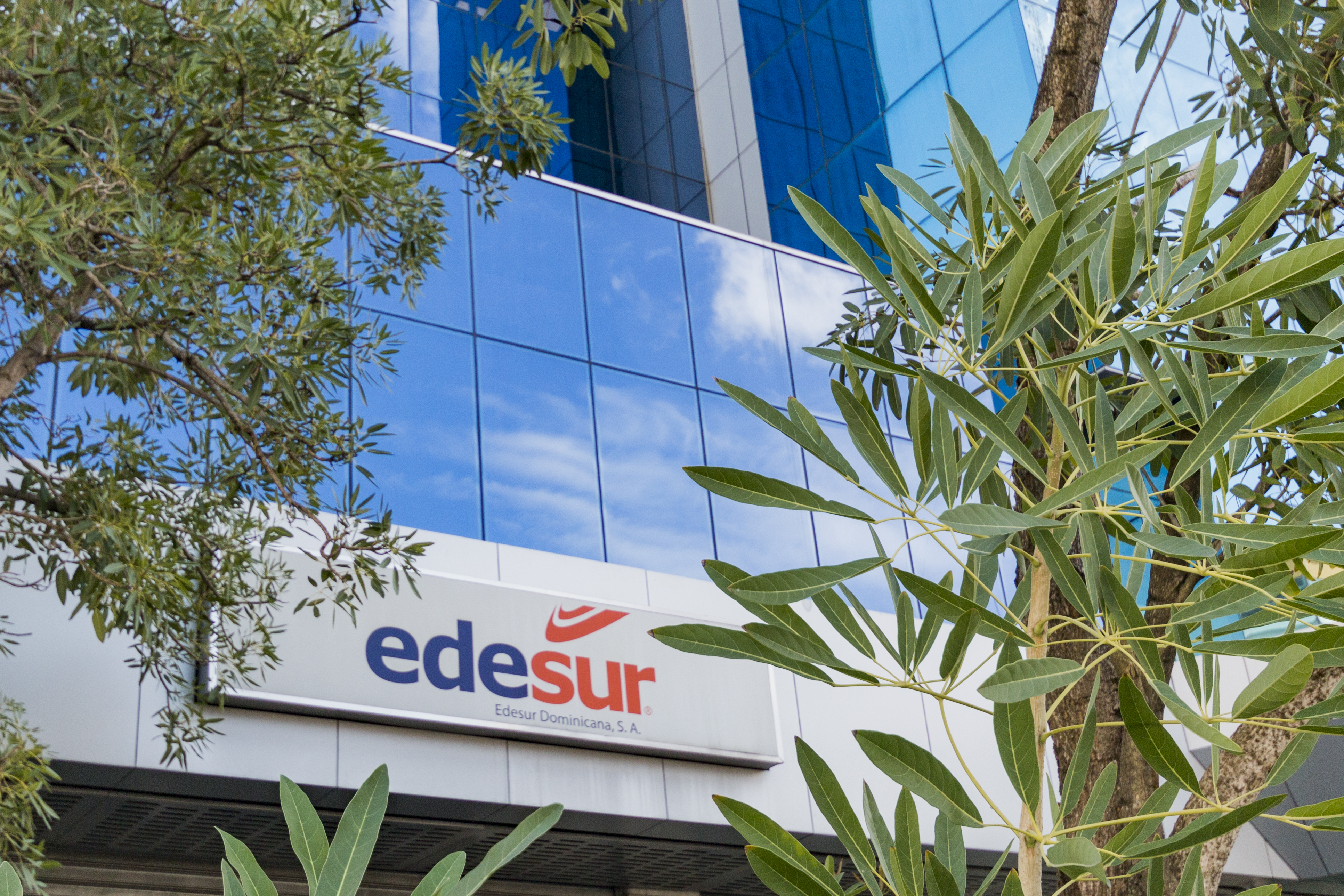 Edesur restablece servicio a cerca de 300,000 clientes en zonas afectadas por torrenciales aguaceros